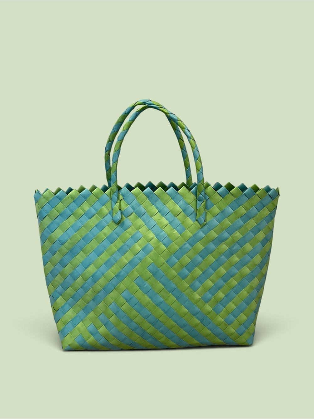 🟢Women’s large green & blue plastic-like material tote bag w/handles, preowned🟢